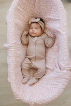 Load image into Gallery viewer, baby in bassinet wearing organic cotton rose zipper footed pajamas and matching bow head wrap by mebie baby non-toxic eco-friendly