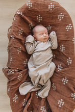 Load image into Gallery viewer, Mebie Baby Oatmeal Organic Cotton Ribbed Knot Gown
