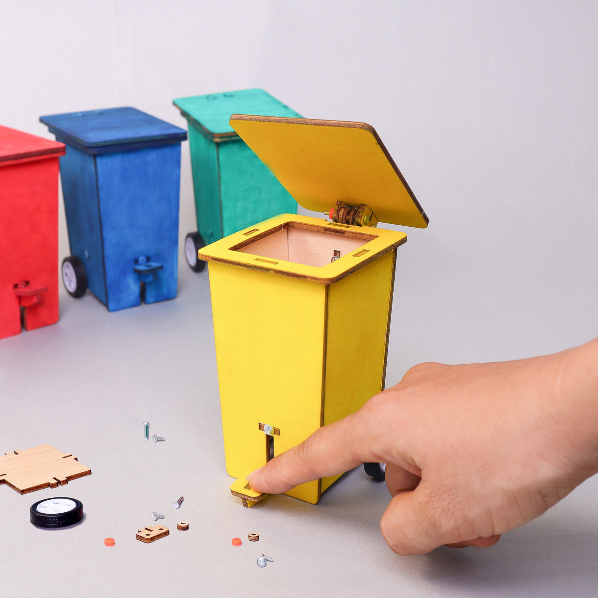 Kitsville Build & Paint Mini Trash Cans (Set of 2) – Wooden DIY Craft Kit