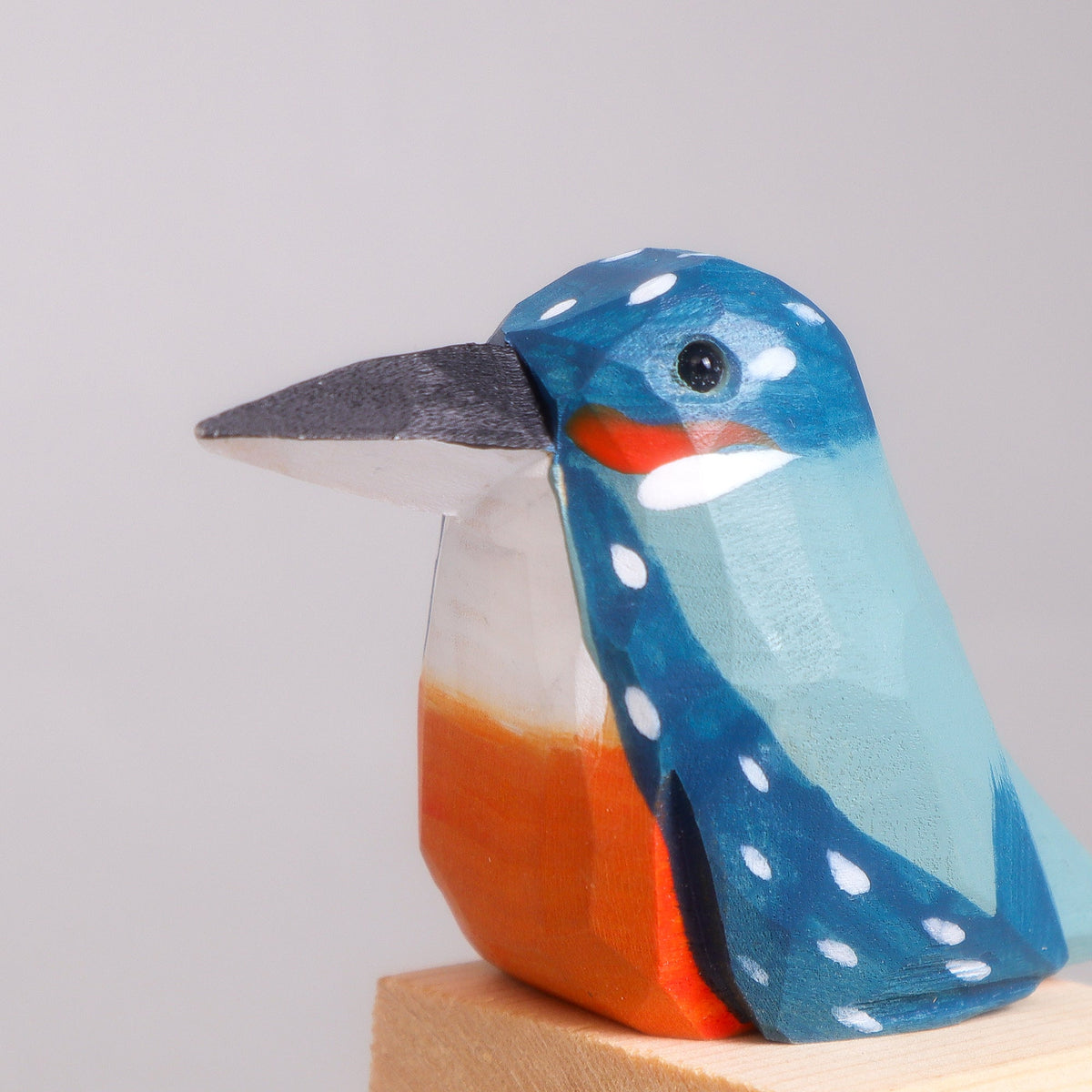 Kitsville Hand-Carved Wooden Bird Figurine – Hummingbird