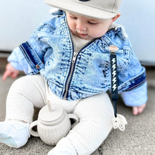 Load image into Gallery viewer, Calla and Friends Silicone Non-Toxic Nash Everything Pacifier Clip - Bolt
