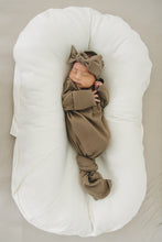 Load image into Gallery viewer, baby sleeping wearing organic cotton matching head wrap bow and knot gown
