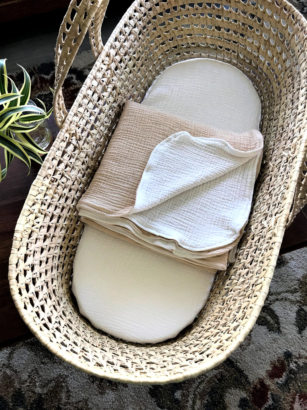 Wendy Anne Organic Moses Basket Set with Organic Cotton Sheet and Double Gauze Blanket