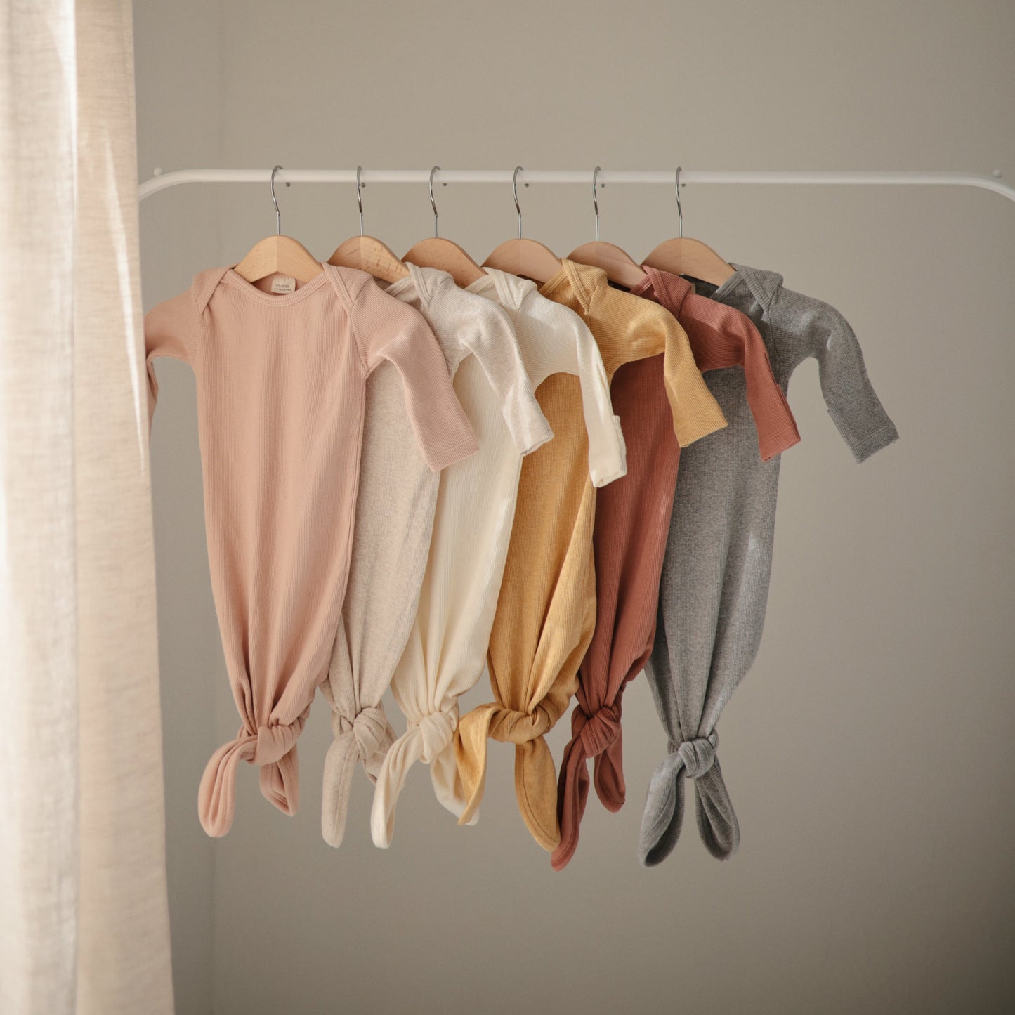 Mushie Organic Cotton Ribbed Knotted Baby Gown + Beanie Set