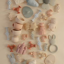 Load image into Gallery viewer, Silicone Suction Builders (Daisy)
