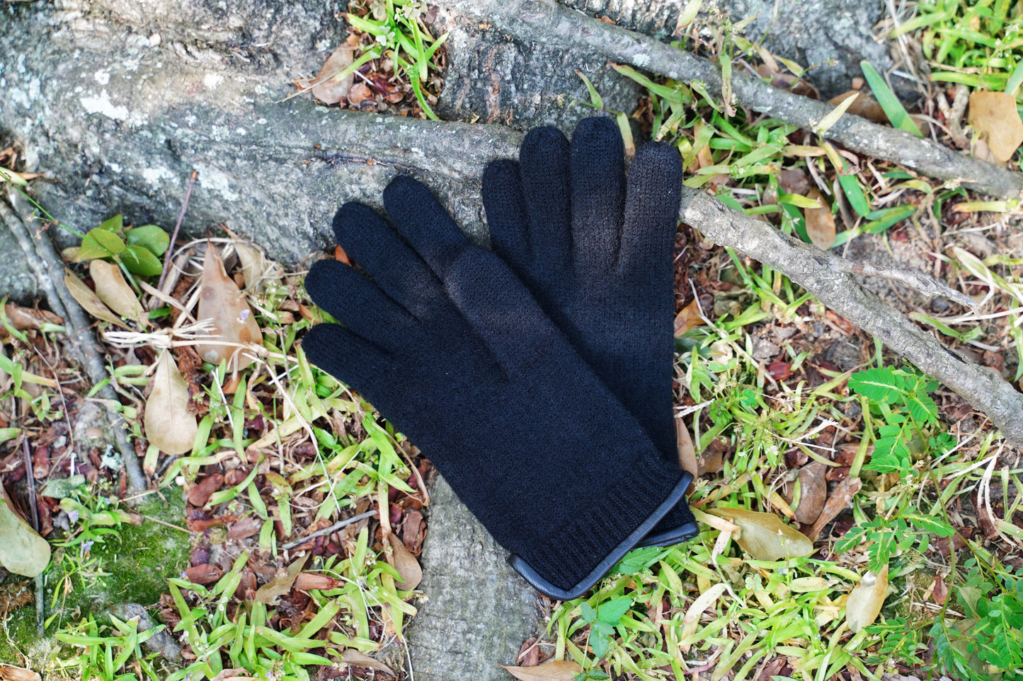 tittimitti® 100% Virgin Wool Unisex Gloves with Genuine Leather Trim. OEKO-TEX Standard 100
