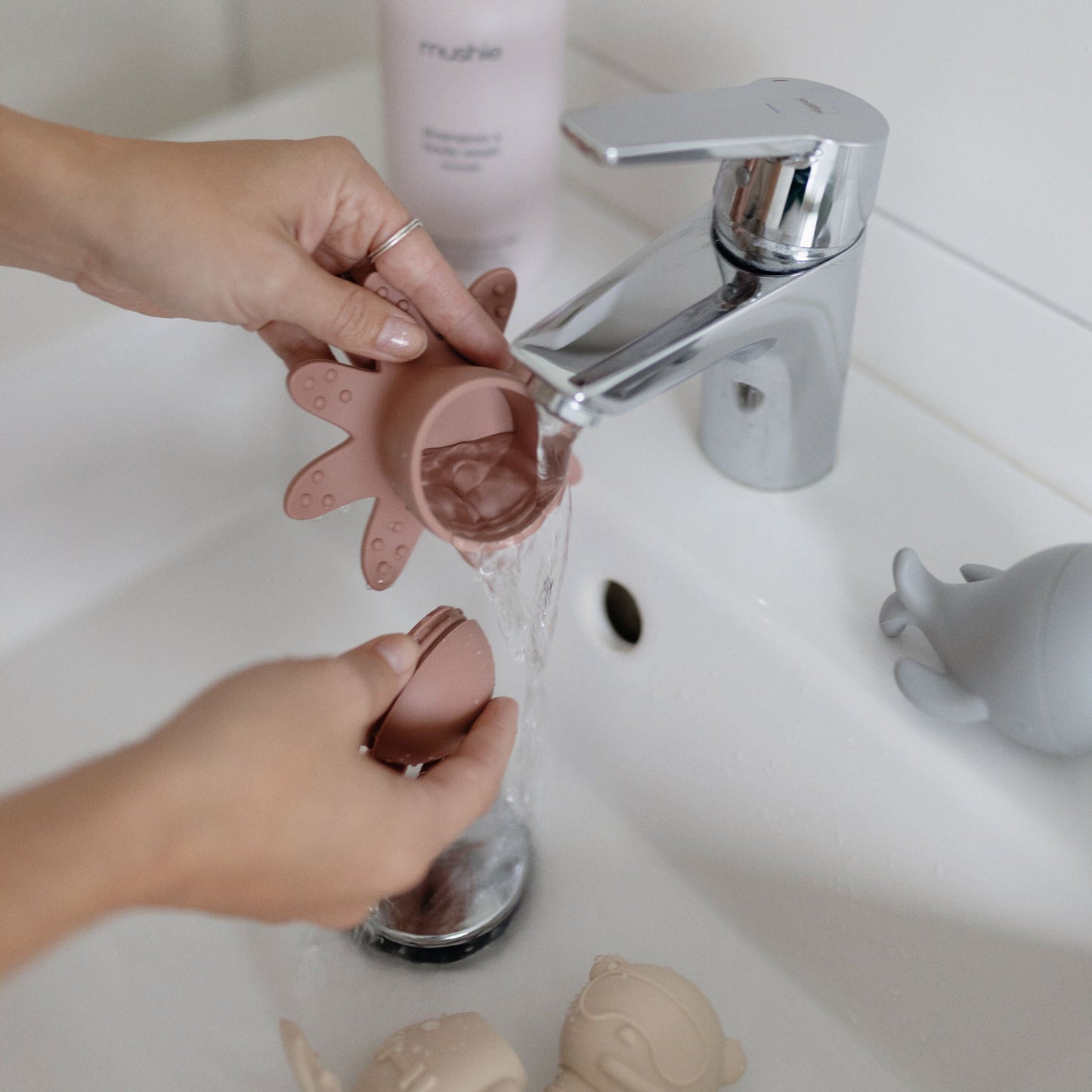 Mushie Non-Toxic Silicone Bath Essentials Kit (Sealife) | Bath Rinse Cup, Spout Cover, Bath Toys